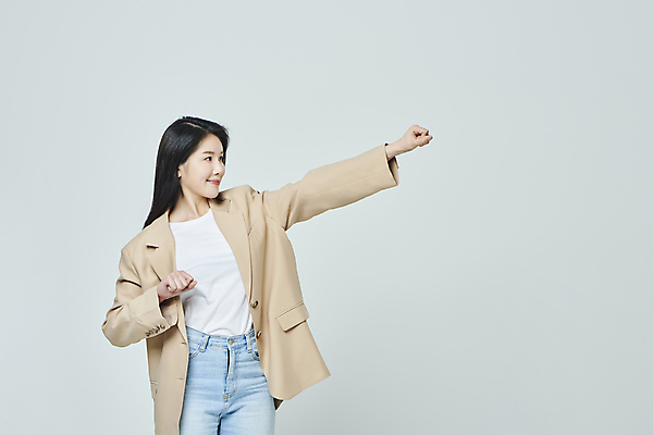 포토 JPG 스튜디오촬영 우먼라이프 응시 여자 회색배경 실내 한명 미소 상반신 20대 성인 앞모습 캐주얼 비즈니스라이프 파이팅 주먹 한국인 비즈니스우먼 슈퍼맨포즈 슈퍼우먼 힘찬 성인여자한명만 국내포토 1 라이프스타일 시선 옷 뷰포인트 포즈 백그라운드 컨셉 비즈니스 모션 표정 사람 동양인 청년 내부 회색 직장인 여자한명만 성인여자만 파일형식