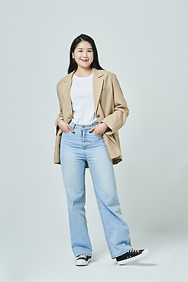 포토 JPG 스튜디오촬영 전신 우먼라이프 응시 여자 회색배경 실내 한명 서기 미소 20대 성인 앞모습 캐주얼 비즈니스라이프 한국인 비즈니스우먼 자신감 주머니손 성인여자한명만 국내포토 1 라이프스타일 시선 옷 감정 뷰포인트 백그라운드 비즈니스 모션 표정 사람 동양인 청년 내부 회색 직장인 여자한명만 성인여자만 파일형식