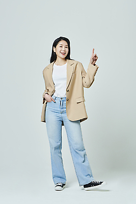 포토 JPG 스튜디오촬영 전신 우먼라이프 응시 여자 회색배경 실내 한명 서기 미소 20대 성인 앞모습 캐주얼 비즈니스라이프 한국인 가리킴 비즈니스우먼 자신감 주머니손 성인여자한명만 국내포토 1 라이프스타일 시선 옷 감정 뷰포인트 백그라운드 비즈니스 모션 표정 사람 동양인 손짓 청년 내부 회색 직장인 여자한명만 성인여자만 파일형식