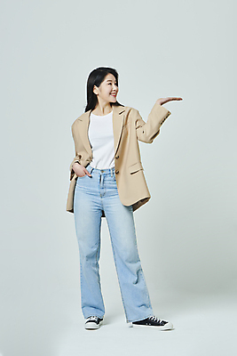 포토 JPG 스튜디오촬영 전신 우먼라이프 응시 여자 회색배경 안내 실내 한명 서기 미소 20대 성인 앞모습 캐주얼 비즈니스라이프 한국인 가리킴 비즈니스우먼 자신감 주머니손 성인여자한명만 국내포토 1 라이프스타일 시선 옷 감정 뷰포인트 백그라운드 비즈니스 모션 표정 사람 동양인 손짓 청년 내부 회색 직장인 여자한명만 성인여자만 파일형식