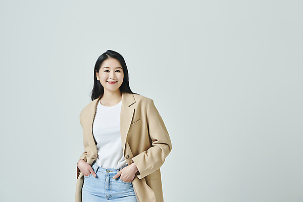 포토 JPG 스튜디오촬영 우먼라이프 응시 여자 회색배경 실내 한명 미소 상반신 20대 성인 앞모습 캐주얼 비즈니스라이프 한국인 비즈니스우먼 자신감 주머니손 성인여자한명만 국내포토 1 라이프스타일 시선 옷 감정 뷰포인트 백그라운드 비즈니스 모션 표정 사람 동양인 청년 내부 회색 직장인 여자한명만 성인여자만 파일형식