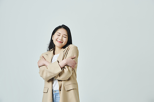 포토 JPG 스튜디오촬영 우먼라이프 여자 안기 포옹 회색배경 실내 한명 미소 상반신 20대 성인 앞모습 캐주얼 비즈니스라이프 눈감음 한국인 비즈니스우먼 성인여자한명만 자기애 국내포토 1 라이프스타일 옷 뷰포인트 백그라운드 비즈니스 모션 표정 사랑 사람 동양인 청년 내부 회색 직장인 여자한명만 성인여자만 파일형식