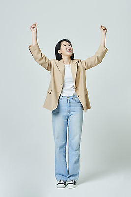 포토 JPG 스튜디오촬영 전신 우먼라이프 여자 회색배경 실내 한명 서기 미소 20대 성인 앞모습 캐주얼 비즈니스라이프 손들기 파이팅 주먹 한국인 올려보기 비즈니스우먼 성인여자한명만 국내포토 1 라이프스타일 옷 뷰포인트 백그라운드 비즈니스 모션 표정 사람 동양인 청년 내부 회색 직장인 여자한명만 성인여자만 파일형식