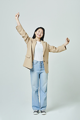 포토 JPG 스튜디오촬영 전신 우먼라이프 여자 회색배경 팔벌리기 실내 한명 서기 미소 20대 성인 앞모습 캐주얼 비즈니스라이프 눈감음 주먹 한국인 비즈니스우먼 상쾌 기지개 성인여자한명만 국내포토 1 라이프스타일 옷 감정 뷰포인트 백그라운드 비즈니스 모션 표정 사람 동양인 청년 내부 회색 직장인 여자한명만 성인여자만 파일형식