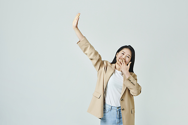 포토 JPG 스튜디오촬영 우먼라이프 응시 여자 회색배경 실내 한명 미소 상반신 20대 성인 앞모습 캐주얼 비즈니스라이프 손들기 한국인 비즈니스우먼 하품 입가림 성인여자한명만 국내포토 1 라이프스타일 시선 옷 뷰포인트 백그라운드 비즈니스 모션 표정 사람 동양인 청년 내부 회색 가림 직장인 생리현상 여자한명만 성인여자만 파일형식