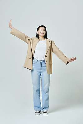 포토 JPG 스튜디오촬영 전신 우먼라이프 응시 여자 회색배경 팔벌리기 실내 한명 서기 미소 20대 성인 앞모습 캐주얼 비즈니스라이프 한국인 비즈니스우먼 상쾌 성인여자한명만 국내포토 1 라이프스타일 시선 옷 감정 뷰포인트 백그라운드 비즈니스 모션 표정 사람 동양인 청년 내부 회색 직장인 여자한명만 성인여자만 파일형식