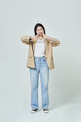 포토 JPG 스튜디오촬영 전신 우먼라이프 응시 여자 회색배경 실내 윙크 한명 서기 미소 20대 성인 앞모습 캐주얼 비즈니스라이프 한국인 비즈니스우먼 손하트 성인여자한명만 국내포토 1 라이프스타일 시선 옷 뷰포인트 백그라운드 비즈니스 모션 표정 사람 동양인 손짓 청년 내부 회색 직장인 여자한명만 성인여자만 파일형식