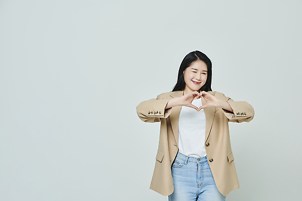 포토 JPG 스튜디오촬영 우먼라이프 응시 여자 회색배경 실내 윙크 한명 미소 상반신 20대 성인 앞모습 캐주얼 비즈니스라이프 한국인 비즈니스우먼 손하트 성인여자한명만 국내포토 1 라이프스타일 시선 옷 뷰포인트 백그라운드 비즈니스 표정 사람 동양인 손짓 청년 내부 회색 직장인 여자한명만 성인여자만 파일형식