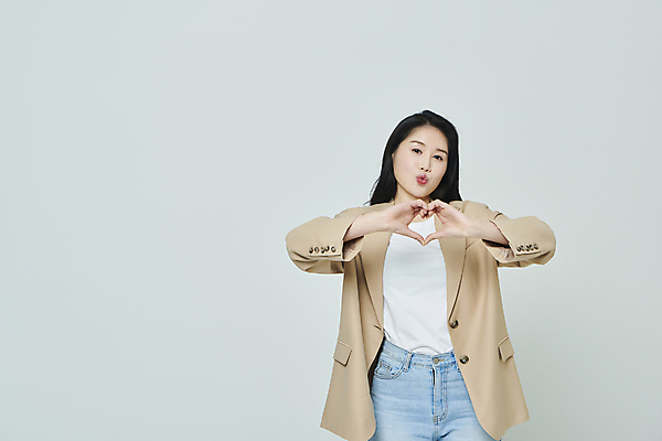 포토 JPG 스튜디오촬영 우먼라이프 응시 여자 회색배경 실내 한명 상반신 20대 성인 앞모습 캐주얼 비즈니스라이프 한국인 비즈니스우먼 입내밀기 손하트 성인여자한명만 국내포토 1 라이프스타일 시선 옷 뷰포인트 백그라운드 비즈니스 모션 사람 동양인 손짓 청년 내부 회색 직장인 여자한명만 성인여자만 파일형식