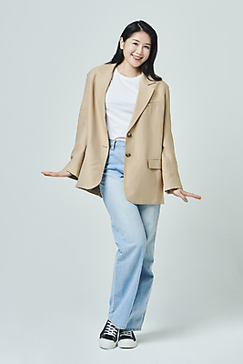 포토 JPG 스튜디오촬영 전신 우먼라이프 응시 여자 포즈 회색배경 실내 한명 서기 미소 20대 성인 앞모습 캐주얼 비즈니스라이프 한국인 비즈니스우먼 즐거움 성인여자한명만 국내포토 1 라이프스타일 시선 옷 감정 뷰포인트 백그라운드 비즈니스 모션 표정 사람 동양인 청년 내부 회색 직장인 여자한명만 성인여자만 파일형식