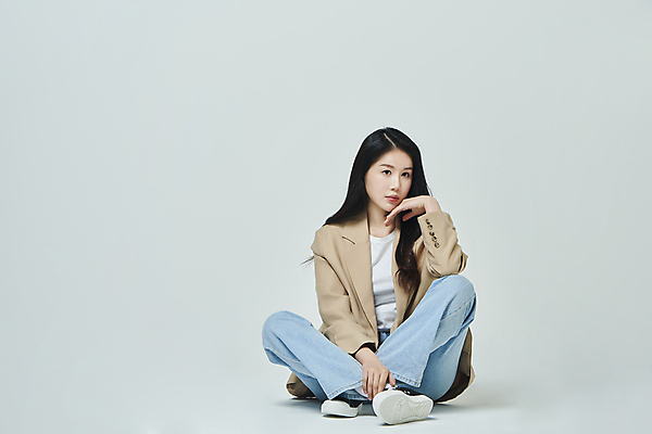 포토 JPG 스튜디오촬영 전신 우먼라이프 응시 여자 생각 회색배경 실내 무표정 한명 앉기 20대 성인 앞모습 캐주얼 비즈니스라이프 턱괴기 한국인 비즈니스우먼 고민 성인여자한명만 국내포토 1 라이프스타일 시선 옷 감정 뷰포인트 백그라운드 비즈니스 모션 표정 사람 동양인 청년 내부 회색 직장인 여자한명만 성인여자만 파일형식