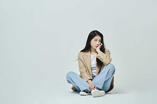 포토 JPG 스튜디오촬영 전신 우먼라이프 응시 여자 생각 회색배경 실내 한명 앉기 20대 성인 앞모습 캐주얼 비즈니스라이프 턱괴기 한국인 비즈니스우먼 고민 성인여자한명만 국내포토 1 라이프스타일 시선 옷 감정 뷰포인트 백그라운드 비즈니스 모션 사람 동양인 청년 내부 회색 직장인 여자한명만 성인여자만 파일형식