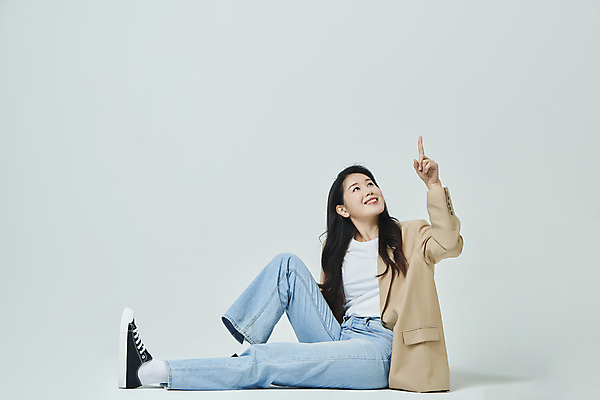 포토 JPG 스튜디오촬영 전신 우먼라이프 여자 회색배경 실내 한명 미소 앉기 20대 성인 옆모습 캐주얼 비즈니스라이프 한국인 올려보기 가리킴 비즈니스우먼 성인여자한명만 국내포토 1 라이프스타일 옷 뷰포인트 백그라운드 비즈니스 모션 표정 사람 동양인 손짓 청년 내부 회색 직장인 여자한명만 성인여자만 파일형식