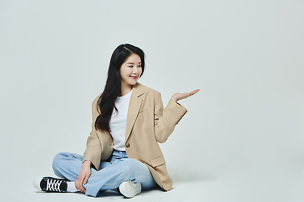 포토 JPG 스튜디오촬영 전신 우먼라이프 응시 여자 회색배경 안내 실내 한명 미소 앉기 20대 성인 옆모습 캐주얼 비즈니스라이프 한국인 가리킴 비즈니스우먼 성인여자한명만 국내포토 1 라이프스타일 시선 옷 뷰포인트 백그라운드 비즈니스 모션 표정 사람 동양인 손짓 청년 내부 회색 직장인 여자한명만 성인여자만 파일형식