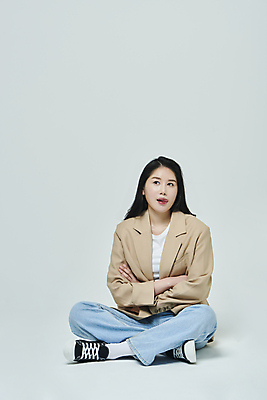 포토 JPG 스튜디오촬영 전신 우먼라이프 응시 여자 생각 회색배경 실내 한명 앉기 20대 성인 앞모습 캐주얼 비즈니스라이프 팔짱 한국인 비즈니스우먼 고민 메롱 성인여자한명만 국내포토 1 라이프스타일 시선 옷 감정 뷰포인트 백그라운드 비즈니스 모션 사람 동양인 청년 내부 회색 직장인 여자한명만 성인여자만 파일형식