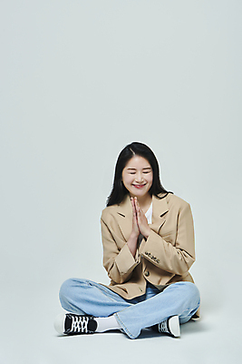 포토 JPG 스튜디오촬영 전신 우먼라이프 여자 회색배경 실내 한명 미소 앉기 20대 성인 앞모습 캐주얼 비즈니스라이프 눈감음 기쁨 한국인 비즈니스우먼 박수 손모으기 손뼉치기 성인여자한명만 국내포토 1 라이프스타일 옷 감정 뷰포인트 백그라운드 비즈니스 모션 표정 사람 동양인 손짓 청년 내부 회색 직장인 여자한명만 성인여자만 파일형식