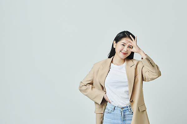 포토 JPG 스튜디오촬영 우먼라이프 응시 여자 허리손 회색배경 실내 한명 미소 상반신 20대 성인 앞모습 캐주얼 비즈니스라이프 한국인 비즈니스우먼 OK 승낙 성인여자한명만 국내포토 1 라이프스타일 시선 옷 뷰포인트 포즈 백그라운드 컨셉 비즈니스 표정 사람 동양인 손짓 청년 내부 회색 직장인 여자한명만 성인여자만 파일형식