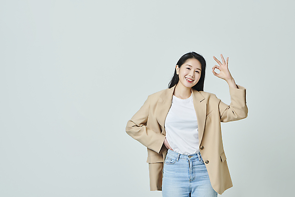 포토 JPG 스튜디오촬영 우먼라이프 응시 여자 허리손 회색배경 실내 한명 미소 상반신 20대 성인 앞모습 캐주얼 비즈니스라이프 한국인 비즈니스우먼 OK 승낙 성인여자한명만 국내포토 1 라이프스타일 시선 옷 뷰포인트 포즈 백그라운드 컨셉 비즈니스 표정 사람 동양인 손짓 청년 내부 회색 직장인 여자한명만 성인여자만 파일형식