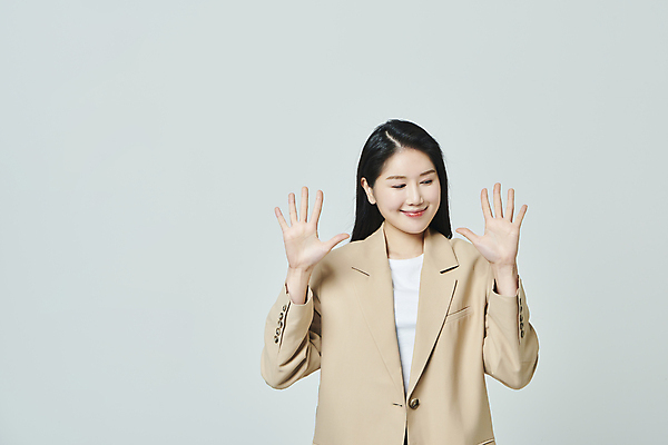 포토 JPG 스튜디오촬영 우먼라이프 응시 여자 회색배경 실내 손바닥 한명 미소 상반신 20대 성인 앞모습 캐주얼 비즈니스라이프 손들기 한국인 비즈니스우먼 보여주기 성인여자한명만 국내포토 1 라이프스타일 손 시선 옷 뷰포인트 백그라운드 비즈니스 모션 표정 사람 동양인 청년 내부 회색 직장인 여자한명만 성인여자만 파일형식