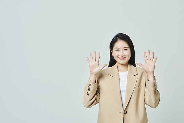 포토 JPG 스튜디오촬영 우먼라이프 응시 여자 회색배경 실내 손바닥 한명 미소 상반신 20대 성인 앞모습 캐주얼 비즈니스라이프 손들기 한국인 비즈니스우먼 보여주기 성인여자한명만 국내포토 1 라이프스타일 손 시선 옷 뷰포인트 백그라운드 비즈니스 모션 표정 사람 동양인 청년 내부 회색 직장인 여자한명만 성인여자만 파일형식