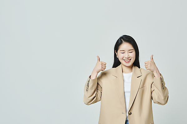 포토 JPG 스튜디오촬영 우먼라이프 여자 회색배경 실내 한명 미소 상반신 20대 성인 앞모습 캐주얼 비즈니스라이프 눈감음 한국인 최고 비즈니스우먼 따봉 좋음 성인여자한명만 국내포토 1 라이프스타일 옷 뷰포인트 백그라운드 컨셉 비즈니스 모션 표정 사람 동양인 청년 내부 회색 직장인 여자한명만 성인여자만 파일형식