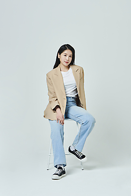 포토 JPG 스튜디오촬영 전신 우먼라이프 응시 여자 포즈 의자 회색배경 실내 무표정 한명 앉기 20대 성인 앞모습 캐주얼 비즈니스라이프 한국인 비즈니스우먼 성인여자한명만 국내포토 1 라이프스타일 시선 옷 감정 뷰포인트 가구 백그라운드 비즈니스 모션 표정 사람 동양인 청년 내부 회색 직장인 여자한명만 성인여자만 파일형식