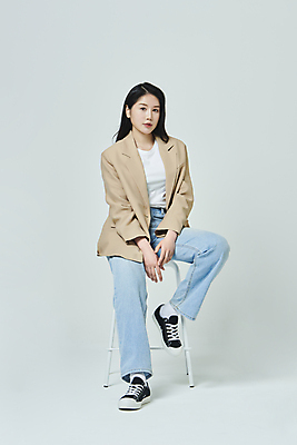 포토 JPG 스튜디오촬영 전신 우먼라이프 응시 여자 포즈 의자 회색배경 실내 무표정 한명 앉기 20대 성인 앞모습 캐주얼 비즈니스라이프 한국인 비즈니스우먼 성인여자한명만 국내포토 1 라이프스타일 시선 옷 감정 뷰포인트 가구 백그라운드 비즈니스 모션 표정 사람 동양인 청년 내부 회색 직장인 여자한명만 성인여자만 파일형식