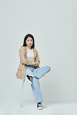 포토 JPG 스튜디오촬영 전신 우먼라이프 응시 여자 포즈 생각 의자 회색배경 실내 무표정 한명 앉기 20대 성인 앞모습 옆모습 캐주얼 비즈니스라이프 팔짱 한국인 다리꼬기 비즈니스우먼 고민 성인여자한명만 국내포토 1 라이프스타일 시선 옷 감정 뷰포인트 가구 백그라운드 비즈니스 모션 표정 사람 동양인 청년 내부 회색 직장인 여자한명만 성인여자만 파일형식