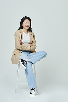 포토 JPG 스튜디오촬영 전신 우먼라이프 응시 여자 포즈 의자 회색배경 실내 한명 미소 앉기 20대 성인 옆모습 캐주얼 비즈니스라이프 팔짱 한국인 다리꼬기 비즈니스우먼 성인여자한명만 국내포토 1 라이프스타일 시선 옷 뷰포인트 가구 백그라운드 비즈니스 모션 표정 사람 동양인 청년 내부 회색 직장인 여자한명만 성인여자만 파일형식