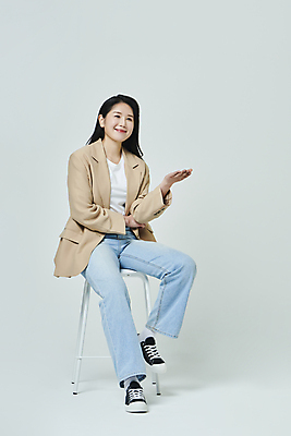 포토 JPG 스튜디오촬영 전신 우먼라이프 응시 여자 의자 회색배경 실내 한명 미소 앉기 20대 성인 옆모습 캐주얼 비즈니스라이프 한국인 비즈니스우먼 의견 요청 제시 제안 성인여자한명만 제의 국내포토 1 라이프스타일 시선 옷 뷰포인트 가구 백그라운드 비즈니스 모션 표정 사람 동양인 청년 내부 회색 직장인 여자한명만 성인여자만 파일형식