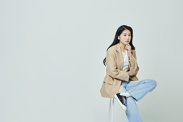 포토 JPG 스튜디오촬영 전신 우먼라이프 응시 여자 생각 의자 회색배경 실내 무표정 한명 앉기 20대 성인 옆모습 캐주얼 비즈니스라이프 팔짱 턱괴기 한국인 다리꼬기 비즈니스우먼 고민 성인여자한명만 국내포토 1 라이프스타일 시선 옷 감정 뷰포인트 가구 백그라운드 비즈니스 모션 표정 사람 동양인 청년 내부 회색 직장인 여자한명만 성인여자만 파일형식