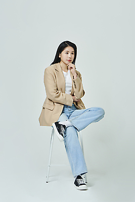 포토 JPG 스튜디오촬영 전신 우먼라이프 응시 여자 생각 의자 회색배경 실내 무표정 한명 앉기 20대 성인 옆모습 캐주얼 비즈니스라이프 팔짱 턱괴기 한국인 다리꼬기 비즈니스우먼 고민 성인여자한명만 국내포토 1 라이프스타일 시선 옷 감정 뷰포인트 가구 백그라운드 비즈니스 모션 표정 사람 동양인 청년 내부 회색 직장인 여자한명만 성인여자만 파일형식