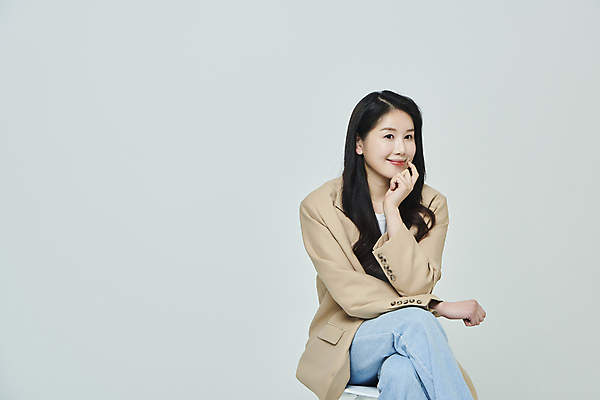 포토 JPG 스튜디오촬영 우먼라이프 응시 여자 의자 회색배경 실내 한명 미소 들기 앉기 상반신 20대 성인 옆모습 캐주얼 비즈니스라이프 턱괴기 한국인 다리꼬기 비즈니스우먼 성인여자한명만 국내포토 1 라이프스타일 시선 옷 뷰포인트 가구 백그라운드 비즈니스 모션 표정 사람 동양인 청년 내부 회색 직장인 여자한명만 성인여자만 파일형식