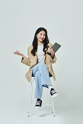포토 JPG 스튜디오촬영 전신 우먼라이프 응시 여자 의자 회색배경 실내 한명 미소 들기 앉기 20대 성인 앞모습 캐주얼 비즈니스라이프 태블릿 한국인 다리꼬기 비즈니스우먼 제시 제안 성인여자한명만 제의 국내포토 1 라이프스타일 시선 옷 뷰포인트 가구 백그라운드 비즈니스 모션 표정 사람 동양인 청년 내부 전자제품 스마트기기 회색 직장인 여자한명만 성인여자만 파일형식