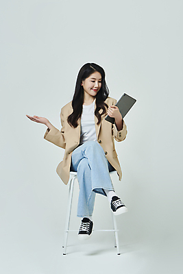 포토 JPG 스튜디오촬영 전신 우먼라이프 응시 여자 의자 회색배경 실내 한명 미소 들기 앉기 20대 성인 앞모습 캐주얼 비즈니스라이프 태블릿 한국인 다리꼬기 비즈니스우먼 확인 제시 제안 성인여자한명만 제의 국내포토 1 라이프스타일 시선 옷 뷰포인트 가구 백그라운드 비즈니스 모션 표정 사람 동양인 청년 내부 전자제품 스마트기기 회색 직장인 여자한명만 성인여자만 파일형식