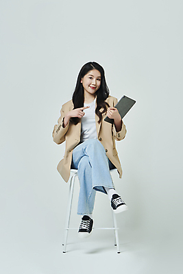 포토 JPG 스튜디오촬영 전신 우먼라이프 응시 여자 의자 회색배경 실내 한명 미소 들기 앉기 20대 성인 앞모습 캐주얼 비즈니스라이프 태블릿 한국인 다리꼬기 가리킴 비즈니스우먼 제시 제안 성인여자한명만 국내포토 1 라이프스타일 시선 옷 뷰포인트 가구 백그라운드 비즈니스 모션 표정 사람 동양인 손짓 청년 내부 전자제품 스마트기기 회색 직장인 여자한명만 성인여자만 파일형식
