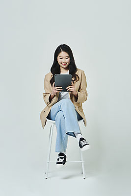 포토 JPG 스튜디오촬영 전신 우먼라이프 응시 여자 의자 회색배경 실내 한명 미소 들기 앉기 20대 성인 앞모습 캐주얼 비즈니스라이프 태블릿 한국인 다리꼬기 비즈니스우먼 확인 성인여자한명만 국내포토 1 라이프스타일 시선 옷 뷰포인트 가구 백그라운드 비즈니스 모션 표정 사람 동양인 청년 내부 전자제품 스마트기기 회색 직장인 여자한명만 성인여자만 파일형식