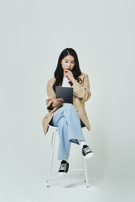포토 JPG 스튜디오촬영 전신 우먼라이프 응시 여자 생각 의자 회색배경 실내 무표정 한명 들기 앉기 20대 성인 앞모습 캐주얼 비즈니스라이프 태블릿 턱괴기 한국인 다리꼬기 비즈니스우먼 고민 성인여자한명만 국내포토 1 라이프스타일 시선 옷 감정 뷰포인트 가구 백그라운드 비즈니스 모션 표정 사람 동양인 청년 내부 전자제품 스마트기기 회색 직장인 여자한명만 성인여자만 파일형식