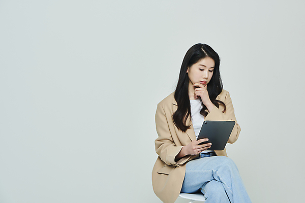 포토 JPG 스튜디오촬영 우먼라이프 응시 여자 생각 의자 회색배경 실내 한명 들기 앉기 상반신 20대 성인 옆모습 캐주얼 비즈니스라이프 태블릿 턱괴기 한국인 다리꼬기 비즈니스우먼 확인 고민 성인여자한명만 국내포토 1 라이프스타일 시선 옷 감정 뷰포인트 가구 백그라운드 비즈니스 모션 사람 동양인 청년 내부 전자제품 스마트기기 회색 직장인 여자한명만 성인여자만 파일형식