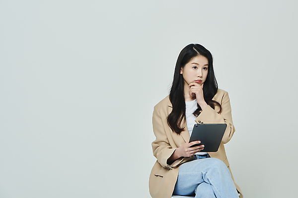 포토 JPG 스튜디오촬영 우먼라이프 응시 여자 생각 의자 회색배경 실내 한명 들기 앉기 상반신 20대 성인 옆모습 캐주얼 비즈니스라이프 태블릿 턱괴기 한국인 다리꼬기 비즈니스우먼 고민 성인여자한명만 국내포토 1 라이프스타일 시선 옷 감정 뷰포인트 가구 백그라운드 비즈니스 모션 사람 동양인 청년 내부 전자제품 스마트기기 회색 직장인 여자한명만 성인여자만 파일형식
