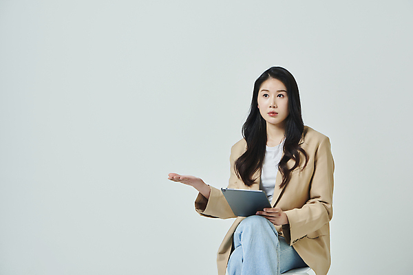 포토 JPG 스튜디오촬영 우먼라이프 응시 여자 의자 회색배경 실내 무표정 말하기 한명 들기 앉기 상반신 20대 성인 앞모습 옆모습 캐주얼 비즈니스라이프 태블릿 한국인 다리꼬기 비즈니스우먼 제시 제안 성인여자한명만 제의 국내포토 1 라이프스타일 시선 옷 감정 뷰포인트 가구 백그라운드 비즈니스 모션 표정 사람 동양인 청년 내부 전자제품 스마트기기 회색 직장인 여자한명만 성인여자만 파일형식