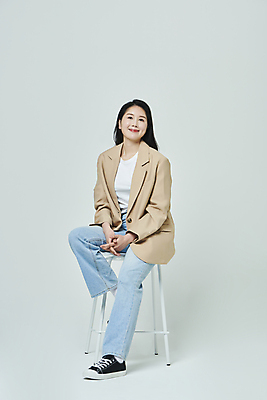 포토 JPG 스튜디오촬영 전신 우먼라이프 응시 여자 의자 회색배경 실내 한명 미소 앉기 20대 성인 앞모습 옆모습 캐주얼 비즈니스라이프 한국인 비즈니스우먼 깍지 손모으기 성인여자한명만 국내포토 1 라이프스타일 시선 옷 뷰포인트 가구 백그라운드 비즈니스 모션 표정 사람 동양인 손짓 청년 내부 회색 직장인 여자한명만 성인여자만 파일형식