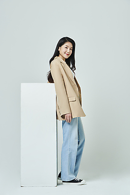 포토 JPG 스튜디오촬영 전신 우먼라이프 응시 여자 회색배경 실내 한명 서기 미소 20대 성인 옆모습 캐주얼 비즈니스라이프 기댐 한국인 비즈니스우먼 성인여자한명만 국내포토 1 라이프스타일 시선 옷 뷰포인트 백그라운드 비즈니스 모션 표정 사람 동양인 청년 내부 회색 직장인 여자한명만 성인여자만 파일형식