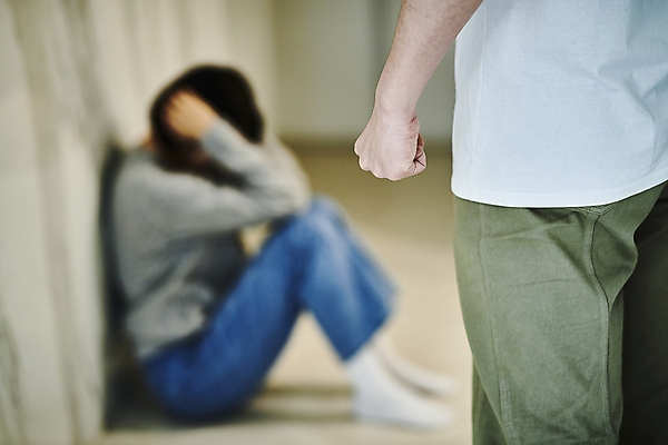 포토 JPG 전신 손 부부 여자 남자 남편 실내 서기 앉기 상반신 20대 성인 두명 옆모습 뒷모습 아웃포커스 주먹 한국인 아내 무서움 공포 웅크림 가정폭력 폭행 성인만 데이트폭력 국내포토 커플 감정 뷰포인트 모션 촬영기법 사람 동양인 청년 내부 신체부위 폭력 범죄 파일형식