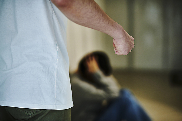 포토 JPG 부부 여자 남자 남편 실내 서기 앉기 상반신 20대 성인 두명 옆모습 뒷모습 아웃포커스 주먹 한국인 아내 무서움 공포 웅크림 가정폭력 폭행 성인만 데이트폭력 국내포토 커플 감정 뷰포인트 모션 촬영기법 사람 동양인 청년 내부 폭력 범죄 파일형식