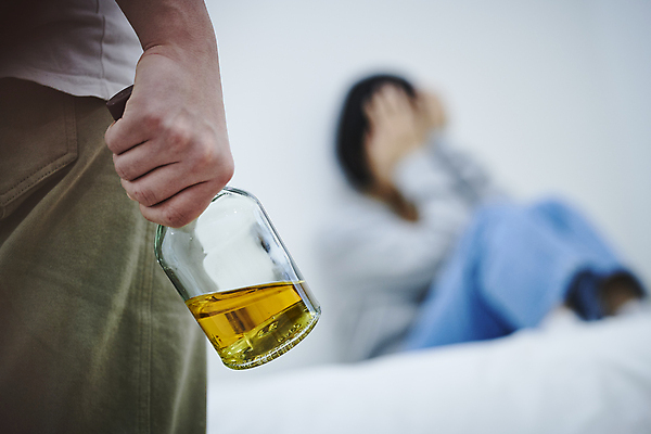 포토 JPG 전신 손 부부 여자 남자 남편 술병 실내 서기 들기 앉기 상반신 20대 성인 두명 옆모습 뒷모습 아웃포커스 신체부위 한국인 아내 무서움 위협 웅크림 얼굴가리기 알코올중독 가정폭력 성인만 데이트폭력 국내포토 커플 감정 뷰포인트 모션 병_용기 주류 촬영기법 사람 동양인 청년 내부 가림 폭력 중독 파일형식