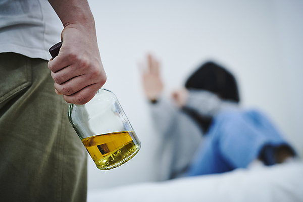 포토 JPG 전신 손 부부 여자 남자 남편 술병 실내 서기 들기 앉기 상반신 20대 성인 두명 옆모습 뒷모습 아웃포커스 신체부위 한국인 아내 수비 무서움 위협 공포 웅크림 손뻗기 얼굴가리기 알코올중독 가정폭력 성인만 데이트폭력 국내포토 커플 감정 뷰포인트 모션 병_용기 주류 촬영기법 사람 동양인 청년 내부 가림 폭력 중독 파일형식