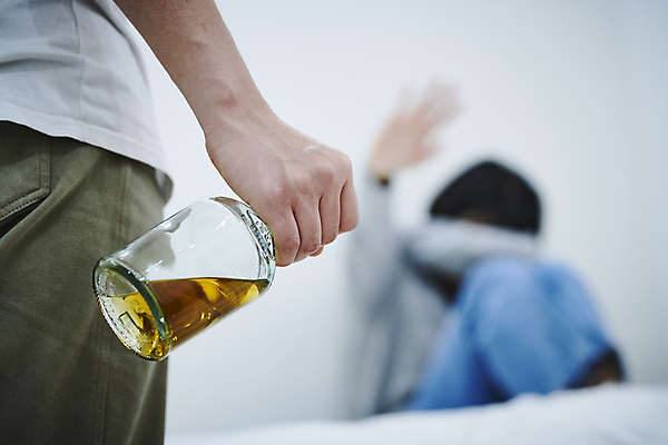 포토 JPG 전신 손 부부 여자 남자 남편 술병 실내 서기 들기 앉기 상반신 20대 성인 두명 옆모습 뒷모습 아웃포커스 한국인 아내 수비 무서움 위협 공포 웅크림 손뻗기 얼굴가리기 알코올중독 가정폭력 폭행 성인만 데이트폭력 국내포토 커플 감정 뷰포인트 모션 병_용기 주류 촬영기법 사람 동양인 청년 내부 신체부위 가림 폭력 범죄 중독 파일형식