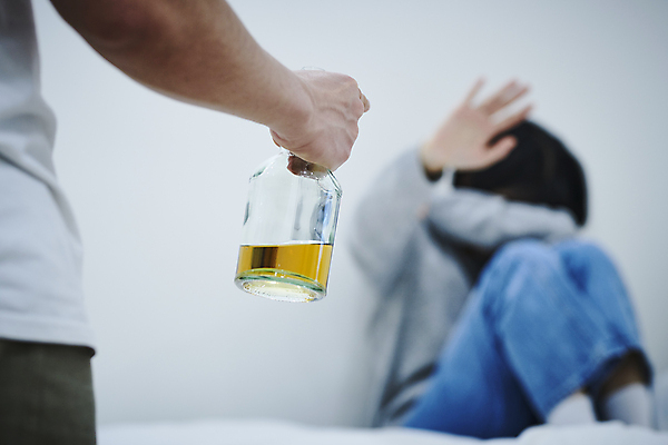 포토 JPG 전신 손 부부 여자 남자 남편 술병 실내 서기 들기 앉기 상반신 20대 성인 두명 옆모습 아웃포커스 신체부위 한국인 가리킴 아내 수비 무서움 위협 공포 웅크림 손뻗기 얼굴가리기 알코올중독 가정폭력 성인만 데이트폭력 국내포토 커플 감정 뷰포인트 모션 병_용기 주류 촬영기법 사람 동양인 손짓 청년 내부 가림 폭력 중독 파일형식