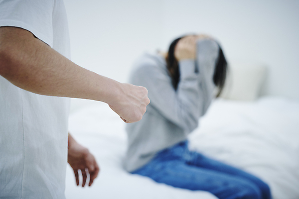 포토 JPG 전신 부부 여자 남자 남편 실내 서기 앉기 상반신 20대 성인 두명 옆모습 아웃포커스 손들기 주먹 한국인 침대 아내 무서움 위협 공포 웅크림 가정폭력 감싸기 폭행 성인만 데이트폭력 국내포토 커플 감정 뷰포인트 가구 모션 촬영기법 사람 동양인 청년 내부 폭력 범죄 파일형식
